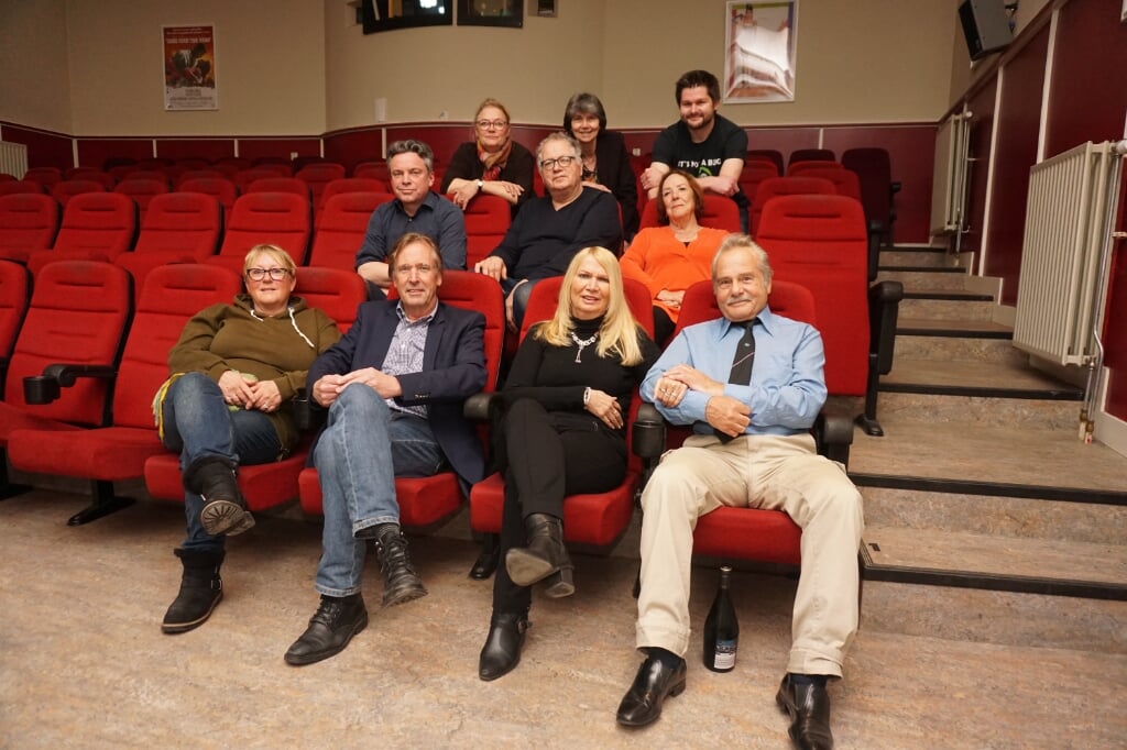 Een klein deel van de 50 vrijwilligers dat bij het Filmtheater werkt met tweede van links op de eerste rij voorzitter Wim Carabain en links op de tweede rij Bob Blöte. Foto: VSK