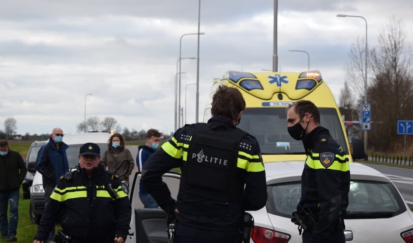 OOSTERLAND - Woensdagmiddag 30 december rond 12.25 uur heeft een ongeval plaatsgevonden aan de N59 in Oosterland. Een fietser is gewond geraakt. Na controle in een ambulance is de fietser overgebracht naar het ziekenhuis. Vermoedelijk is de fietser onderuitgegaan toen hij aan de auto hing om zo sneller op plaatst van bestemming te komen.
