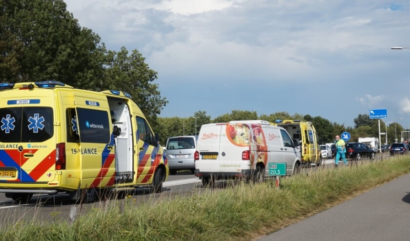 NIEUWERKERK - Maandagmiddag 17 augustus rond 16.10 uur heeft een ongeval tussen een bestelbus en een personenauto plaatsgevonden op de N59 in Nieuwerkerk. Bij het ongeval raakte twee personen gewond. Na behandeling van het ambulancepersoneel zijn beide slachtoffers overgebracht naar een ziekenhuis in de omgeving. Hoe de aanrijding heeft kunnen plaatsvinden is nog niet duidelijk. De politie zal onderzoek naar de toedracht van de aanrijding gaan doen. Een bergingsbedrijf zal de voertuigen gaan afslepen.