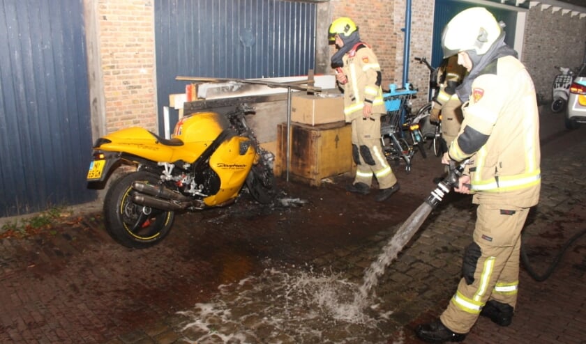ZIERIKZEE - Donderdagmorgen 20 augustus rond 1.10 uur was brand ontstaan in een motor aan de Kapellestraat in Zierikzee. Een voorbijganger ontdekte de brand en waarschuwde de brandweer en de eigenaar. De eigenaar van de motor had het vuur snel onder controle maar kon niet voorkomen dat een groot deel van de motor werd verwoest. De brandweer heeft een nacontrole uitgevoerd en de resten van de voorkant nageblust. Het vermoeden bestaat dat het gaat om brandstichting. De politie doet onderzoek naar de oorzaak.