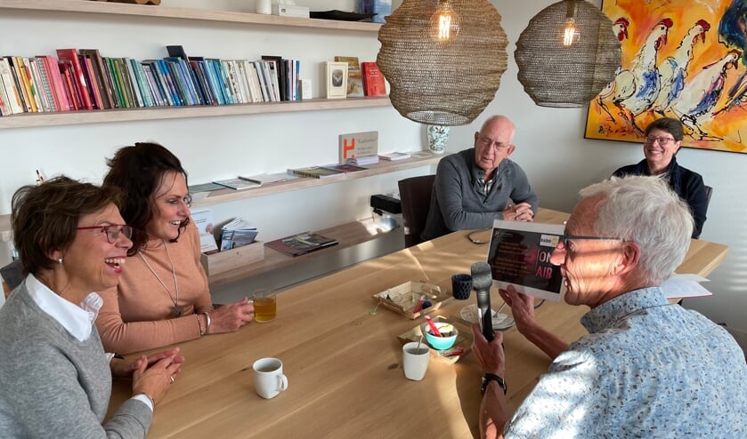 <p><br>Van links naar rechts ontvangen Anita Joziasse en Liset Padmos van het Hospice radiomakers Ger van Marion, Jan Blom en Marja Bakker.</p>