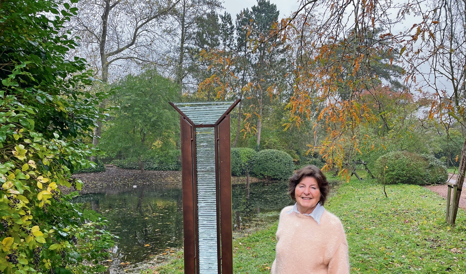 Marjolijn van den Adel in haar tuin naast het beeld van Marcel Haccuria (België)