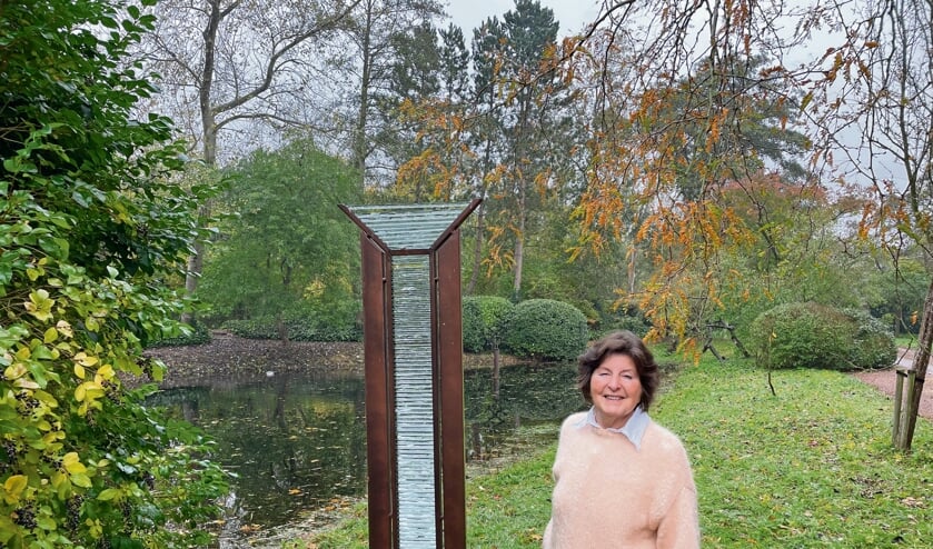 <p><br>Marjolijn van den Adel in haar tuin naast het beeld van Marcel Haccuria (België)</p>