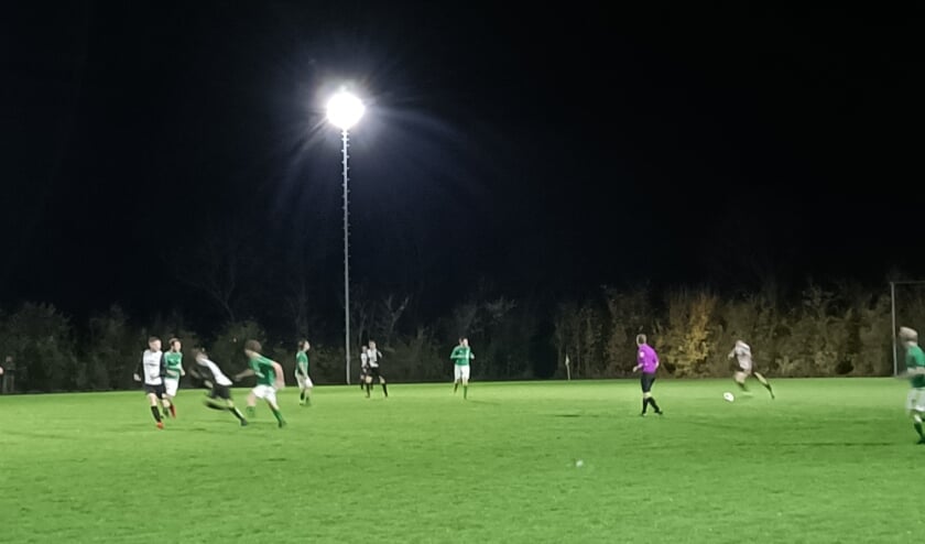 De lichtinstallatie op veld twee werd tegen WHS voor eerste keer in gebruik genomen voor een officiële wedstrijd.