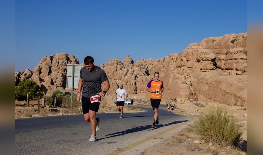 Björn Bouwman tijdens zijn eerste marathon in het Jordaanse Petra.
