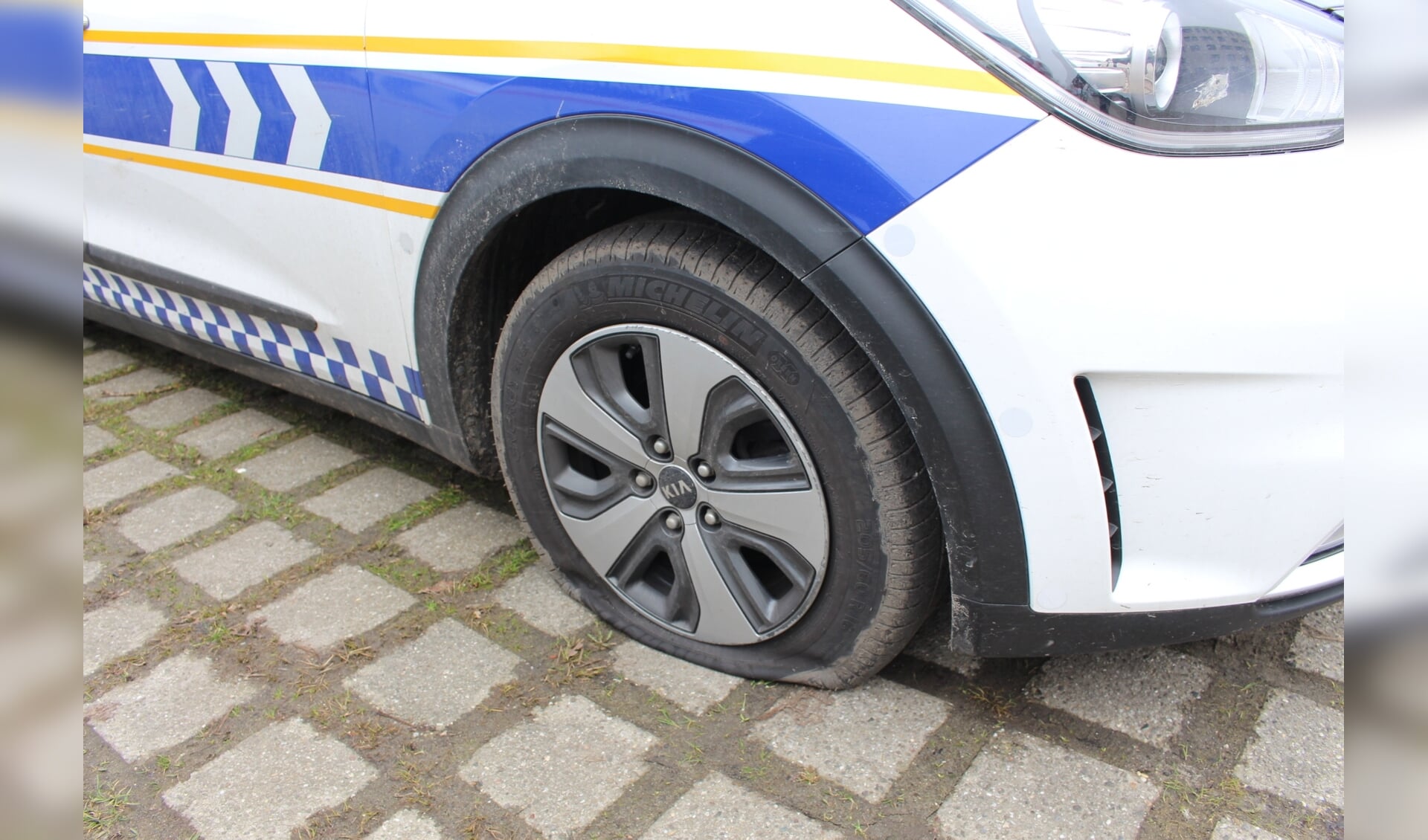 ZIERIKZEE - Woensdag 10 maart trof Handhaving hun voertuigen op de parkeerplaats aan de Laan van Sint Hilaire in Zierikzee aan met lekke banden. Mogelijk had iemand het gemunt op de voertuigen. De banden zullen vervangen worden en Handhaving vraagt getuigen van het incident zich te melden.