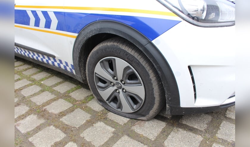 ZIERIKZEE - Woensdag 10 maart trof Handhaving hun voertuigen op de parkeerplaats aan de Laan van Sint Hilaire in Zierikzee aan met lekke banden. Mogelijk had iemand het gemunt op de voertuigen. De banden zullen vervangen worden en Handhaving vraagt getuigen van het incident zich te melden.