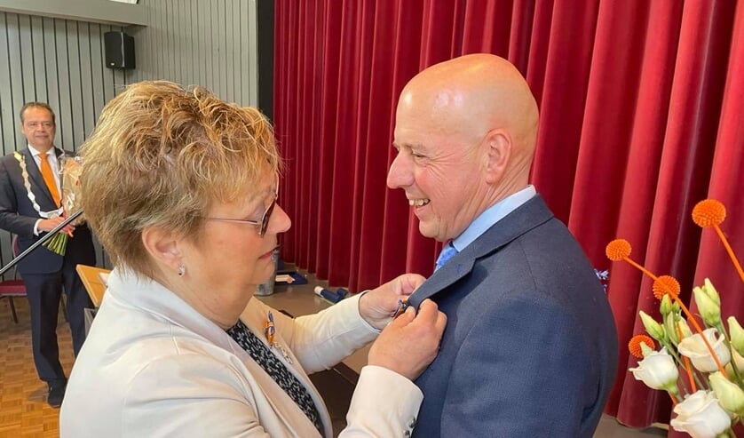 <p>Het enige echtpaar dat beiden hun lintje kregen onder toeziend oog van burgemeester Van der Hoek</p>