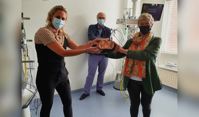 <p><em>Afdelingshoofd Marieke van Splunter (links) ontvangt één van de brillen van Arna de Wit, penningmeester van de stichting.</em></p>