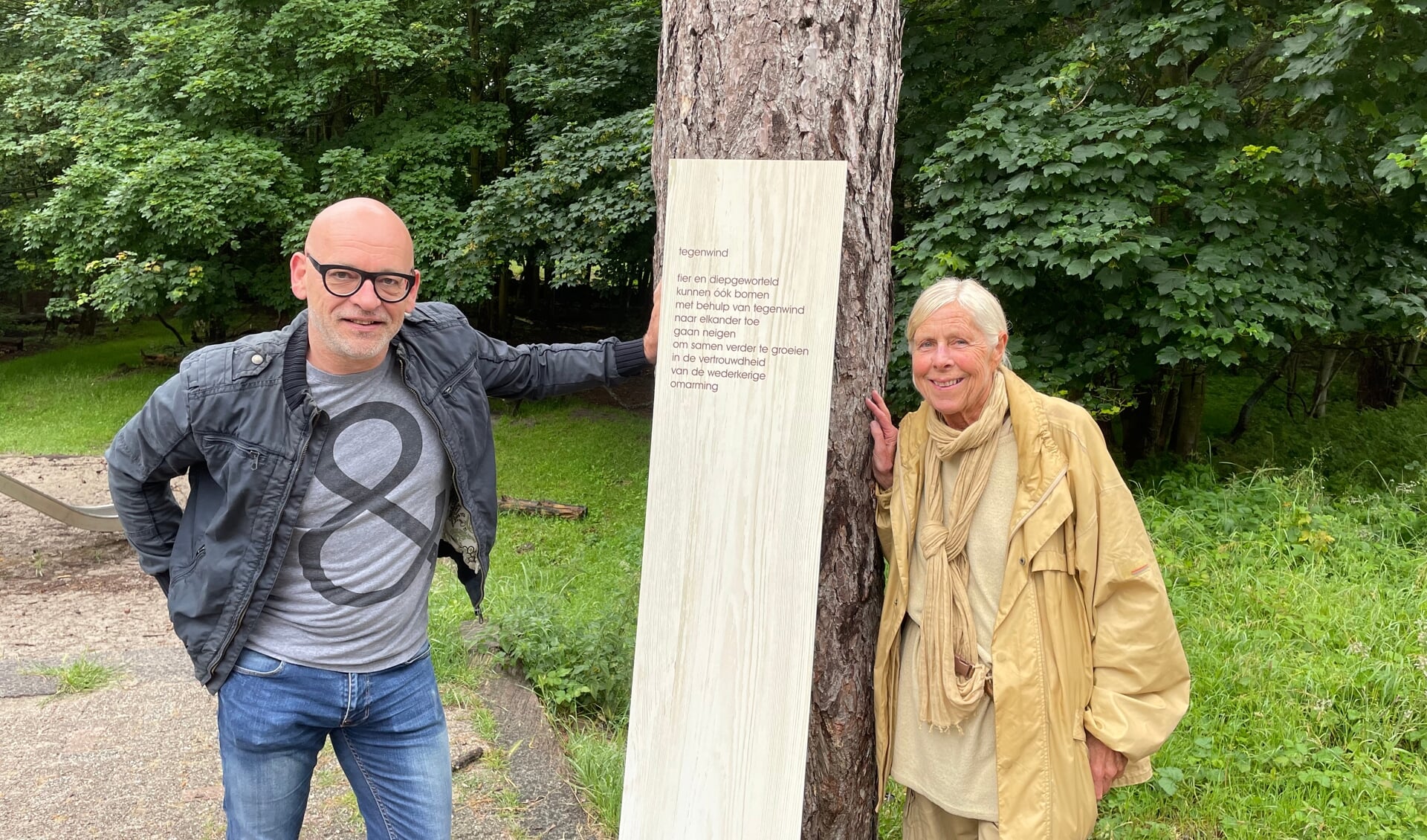 Jeroen van 't Leven en Erna Jurg bij één van de gedichten in het klimbos.