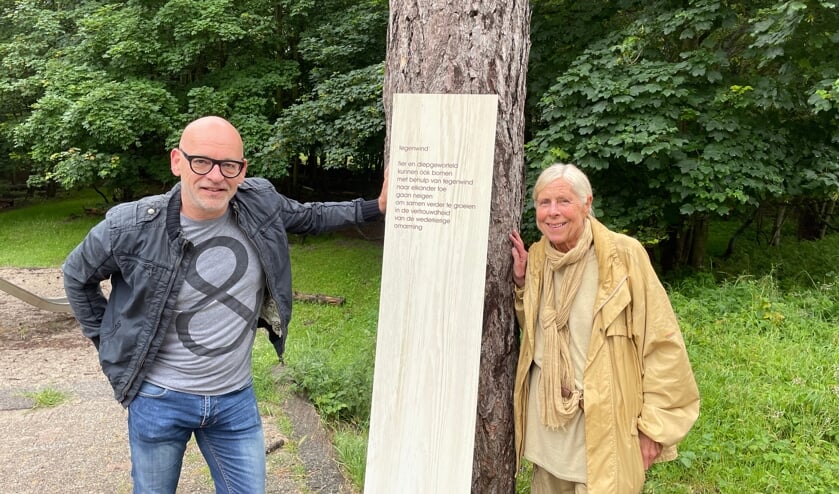 <p>Jeroen van 't Leven en Erna Jurg bij één van de gedichten in het klimbos.</p>