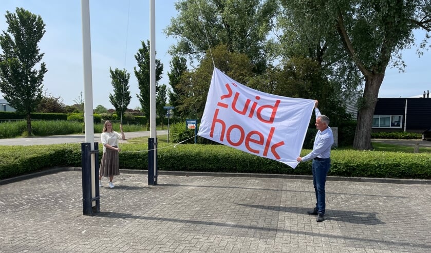 <p>Paula Schot en Jos Rijk onthullen het nieuwe logo</p>