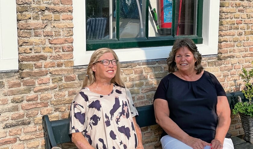 <p>Stephanie en Lineke maken een doorstart in het Ouwerkerkse dorpshuis.</p>
