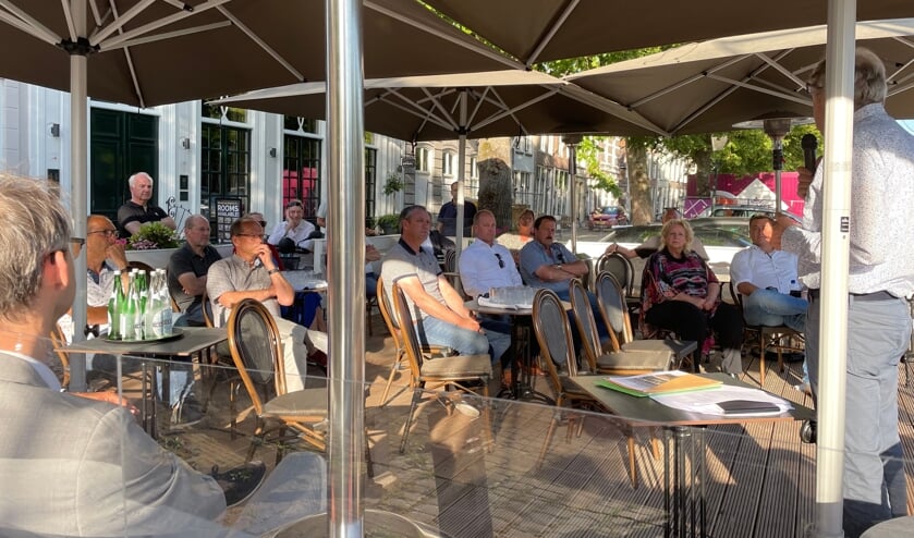<p>De gemeente op het terras van Mondragon</p>