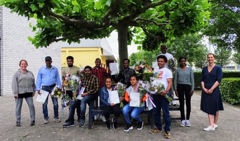 <p><em>De tien geslaagden van de Pré Z-route met hun docenten. </em></p>