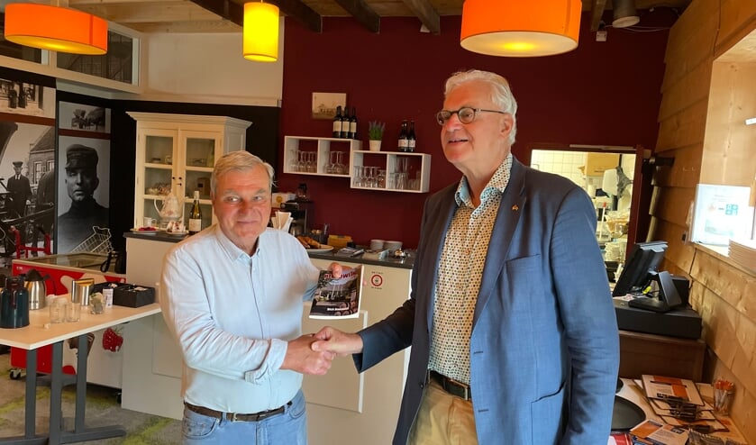 <p>Het eerste exemplaar was voor Ken Buth (links) uit handen van Cees van Liere</p>