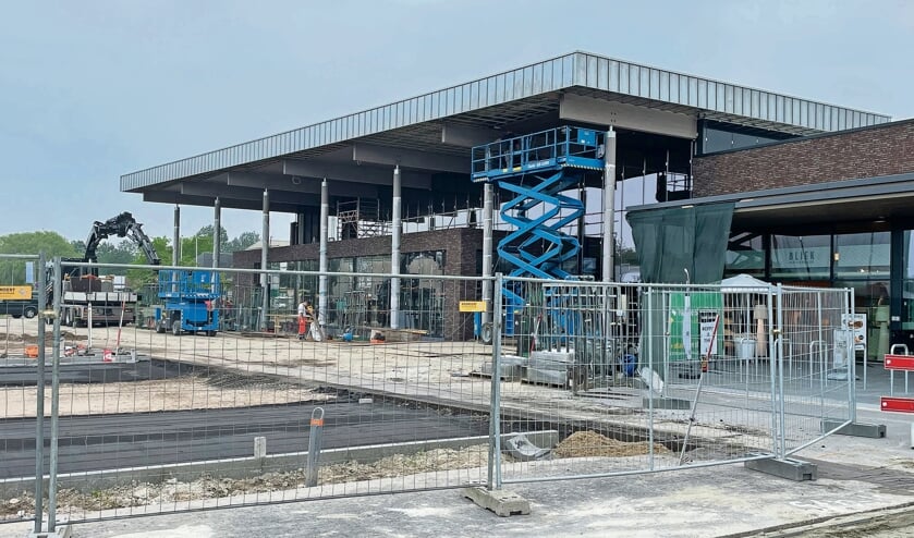 <p>De bouw van de nieuwe Albert Heijn in Zierikzee verloopt zeer voorspoedig en gaat 2 augustus open.</p>