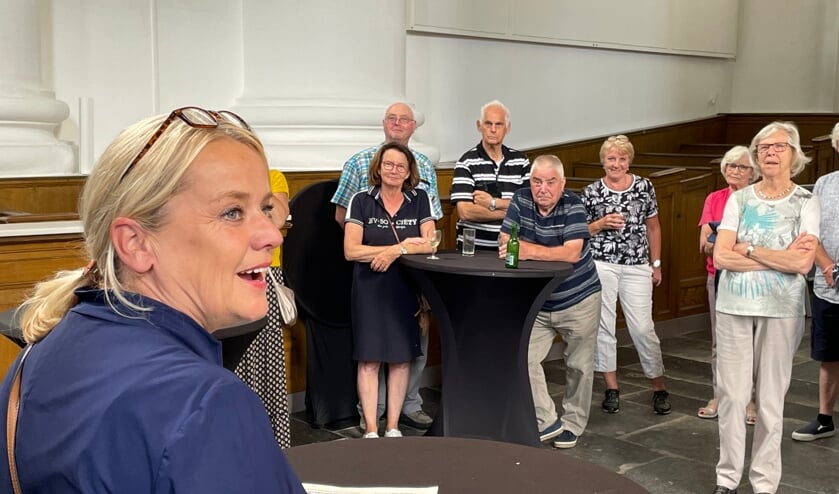 <p>Wethouder Jacqueline van Burg opent de expositie</p>