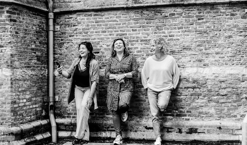 <p>Esther van Keulen (midden) met twee andere exposanten van ‘Kunst kijken in de kerk’.</p>