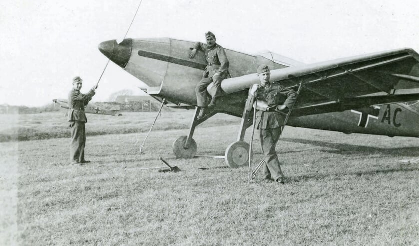 <p>Een dummy Messerschmitt Bf 109 op het schijnvliegveld van Haamstede dat zich op de Vroongronden tussen Haamstede en Renesse bevond. De Duitse codering voor schijnvliegveld Haamstede was Schein-Flugplatz 33 (SF-33). Juni 1940</p>