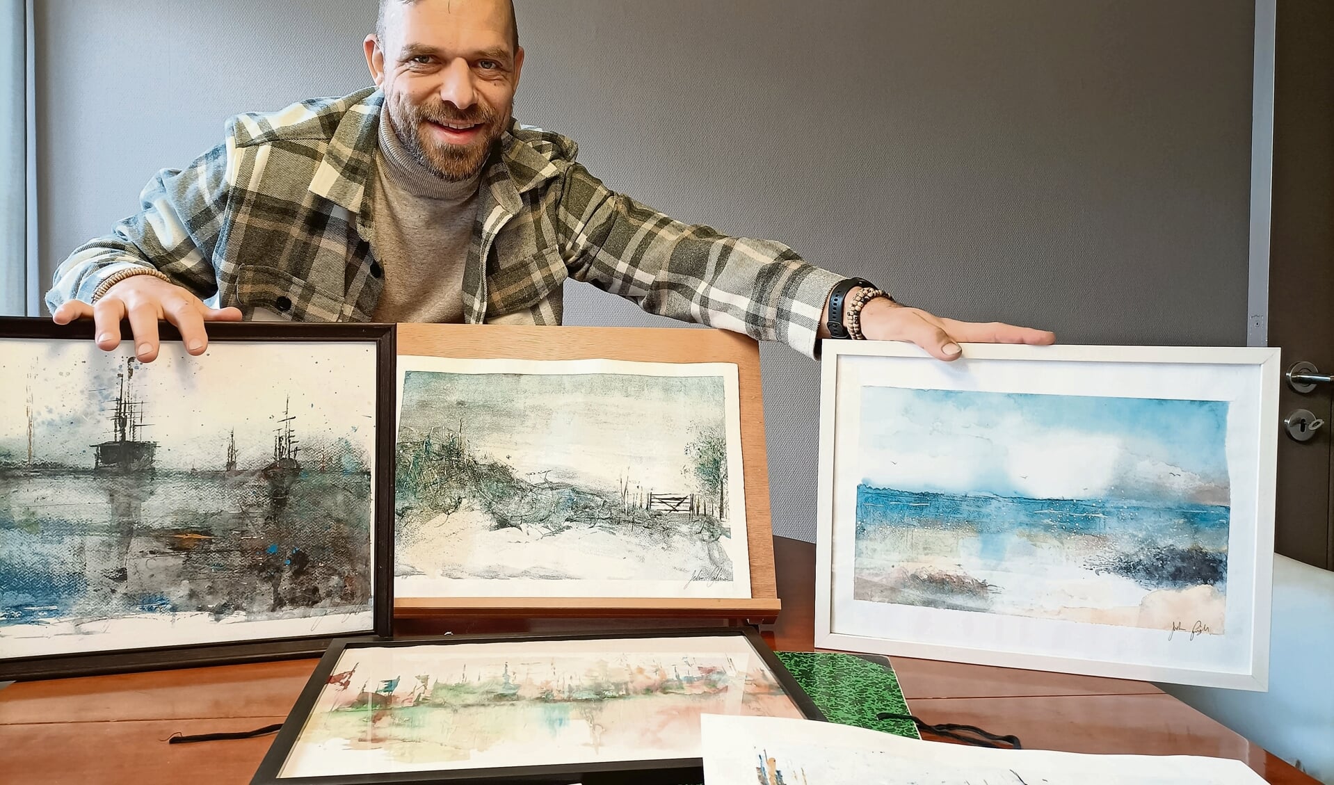 Johan Giljam toont vol trots zijn aquarellen. 