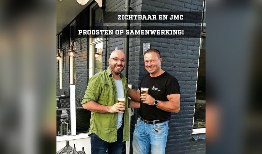 <p>Cees Bolijn (rechts) van JMC en Jeroen van Heerspink van Zichtbaar beklinken hun samenwerking.</p>  