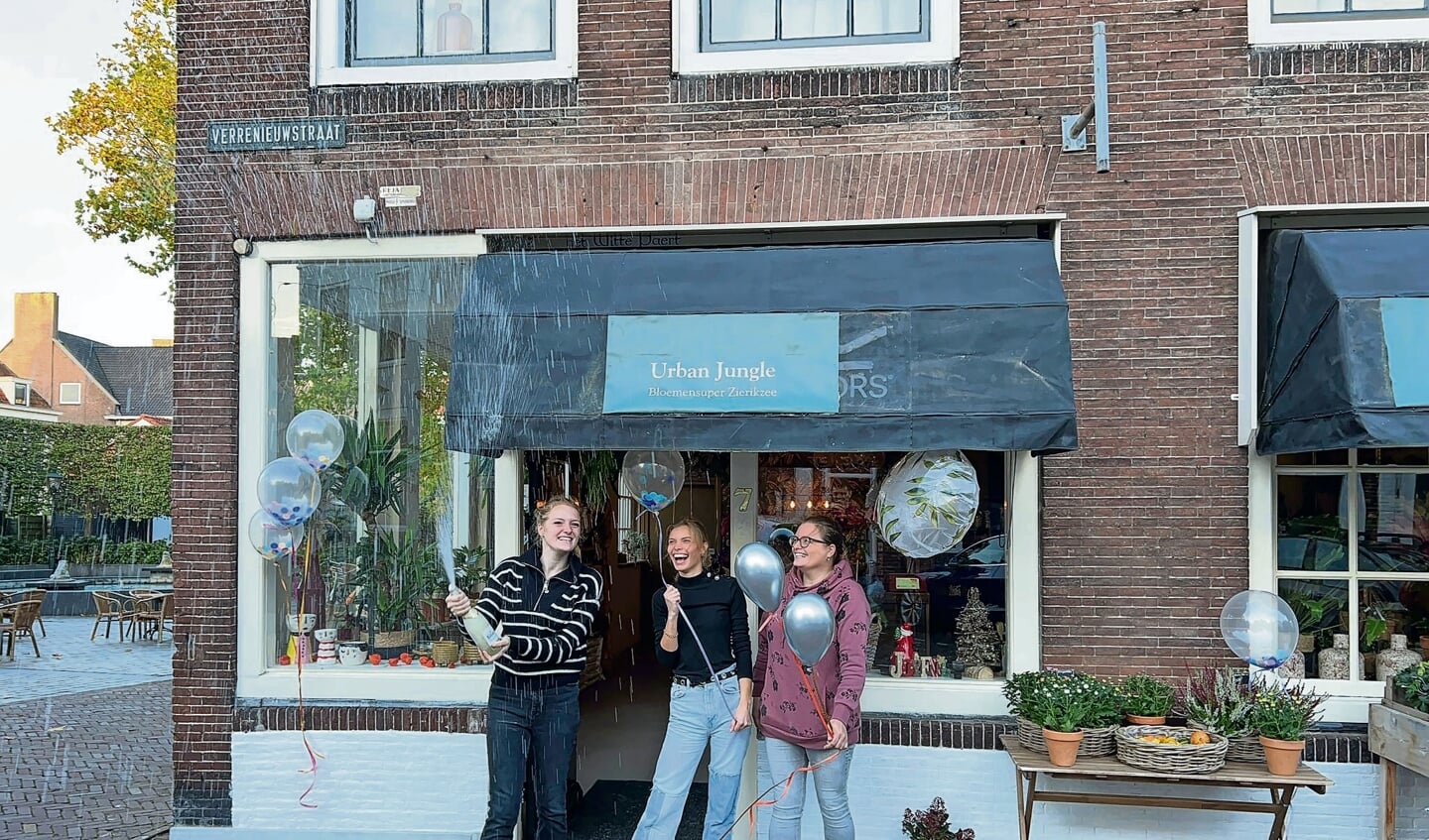 Marloes Veenendaal (rechts) bij de opening van Bloemensuper Zierikzee.