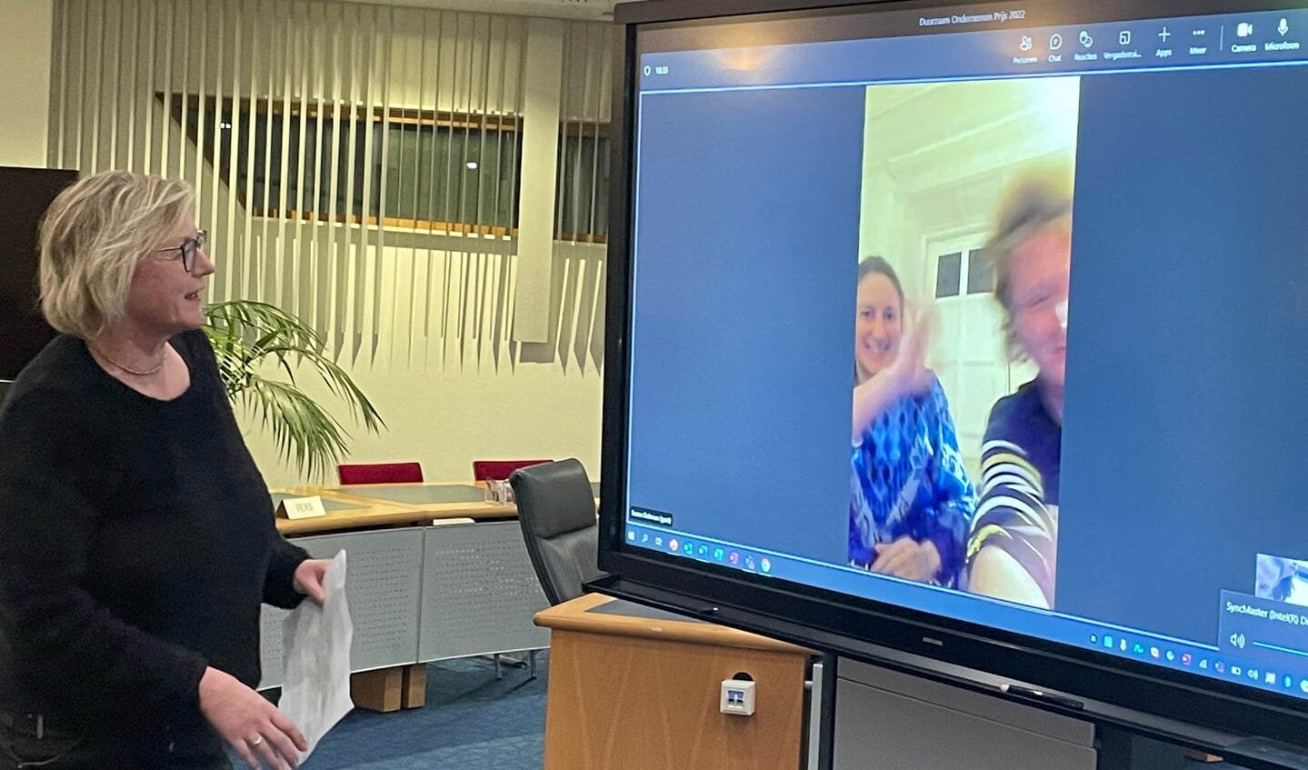 Wethouder Ankie Smit verraste het schipperspaar digitaal met een cheque van €10.000.