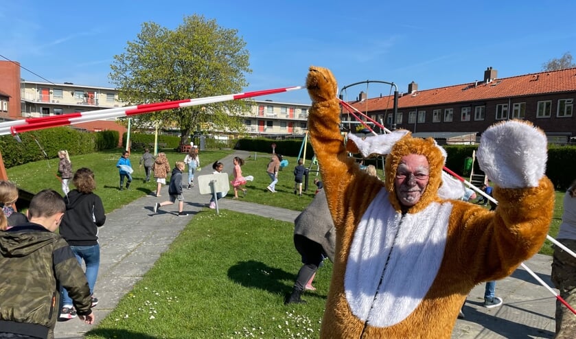Onder toeziend oog van de Paashaas mochten de kinderen op zoek naar de paaseieren gaan.