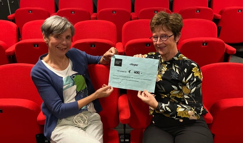 <p>Regisseurs Yolanda Smits (l) en Nelleke Tamerus overhandigen namens Theatergroep Zierik een cheque voor Giro555 t.w.v 400 euro.</p>  