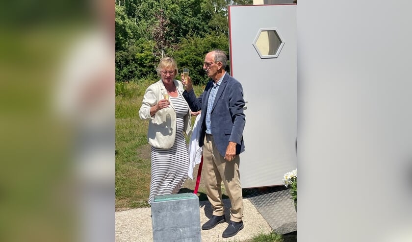 <p>Wethouder Ankie Smit en Cor Kooman heffen het glas</p>