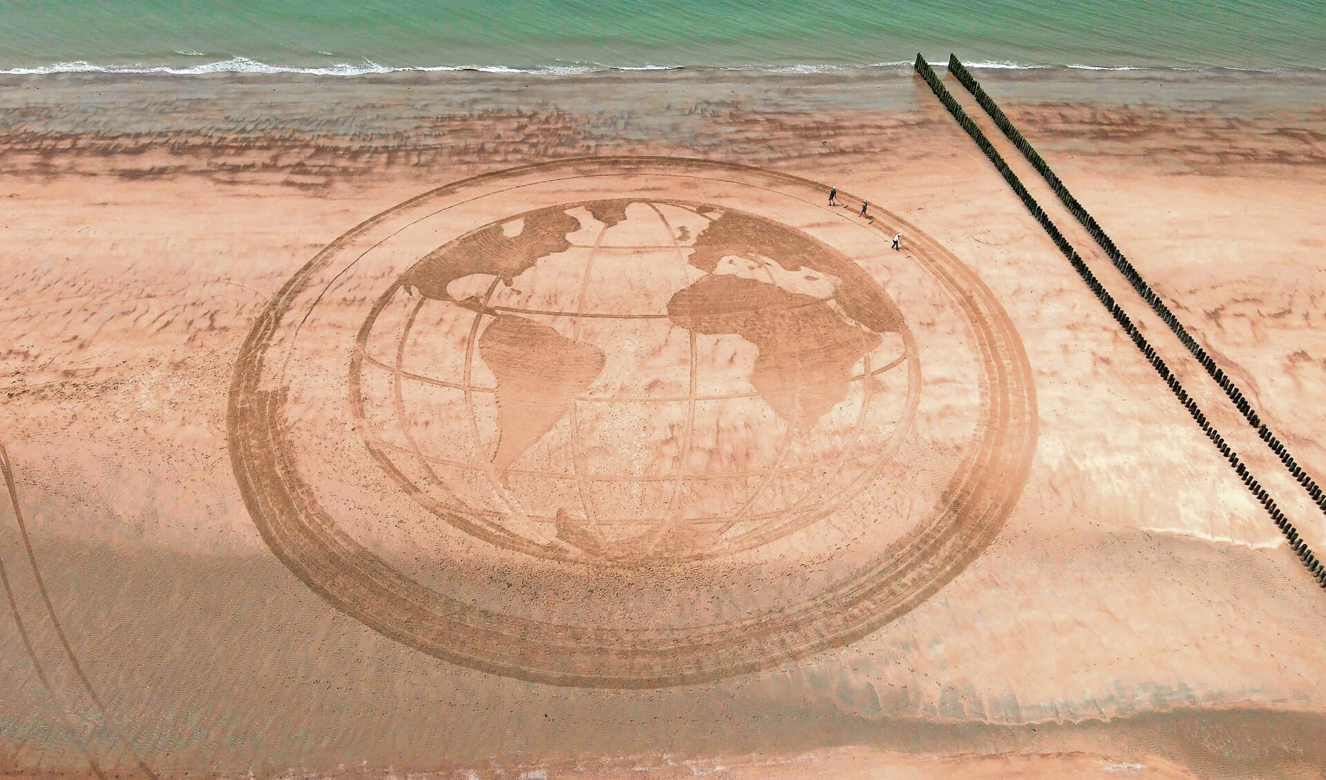 Leden van BewuSD hebben voor hun film de aarde met een diameter van zestig meter geharkt op het strand van Westenschouwen. Een onderdeel van de film.