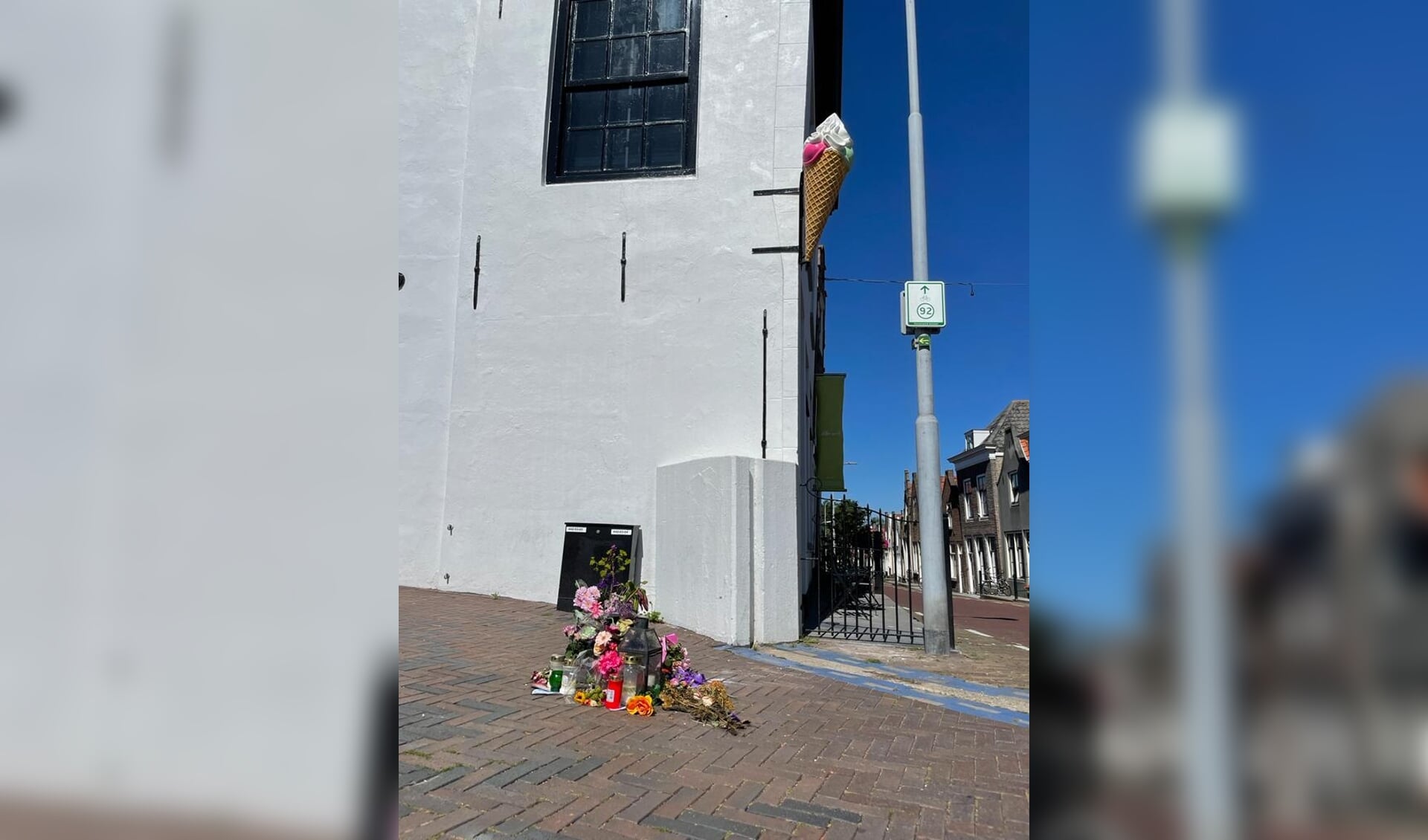 Bloemen voor dodelijk slachtoffer op de hoek Nieuwe Haven-Bolwerk