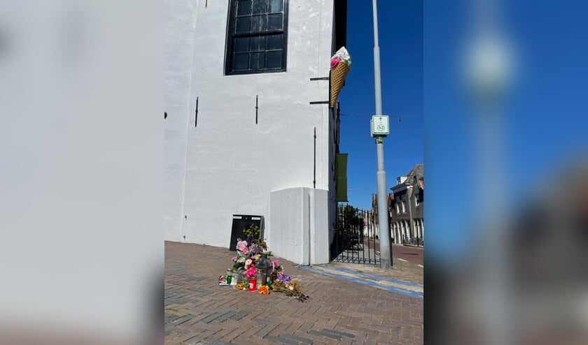 Bloemen voor dodelijk slachtoffer op de hoek Nieuwe Haven-Bolwerk