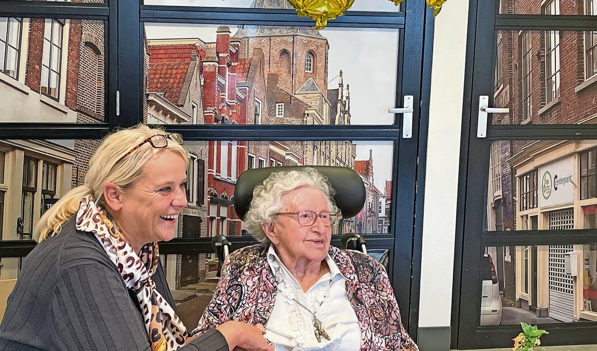 Loco-burgemeester Jacqueline van Burg op bezoek bij mevrouw Van den Houten.