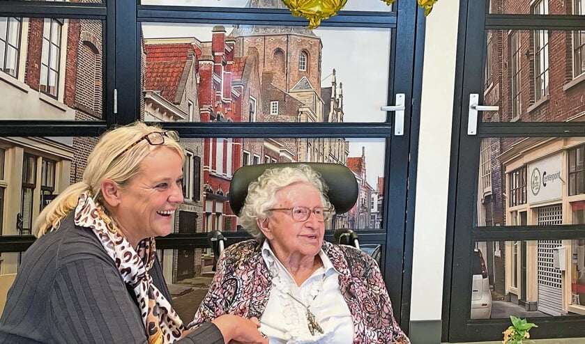 <p>Loco-burgemeester Jacqueline van Burg op bezoek bij mevrouw Van den Houten.</p>