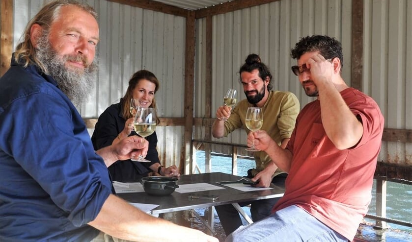 De jury met links D. P. Arkenbout van de Vluchthaven in Bruinisse