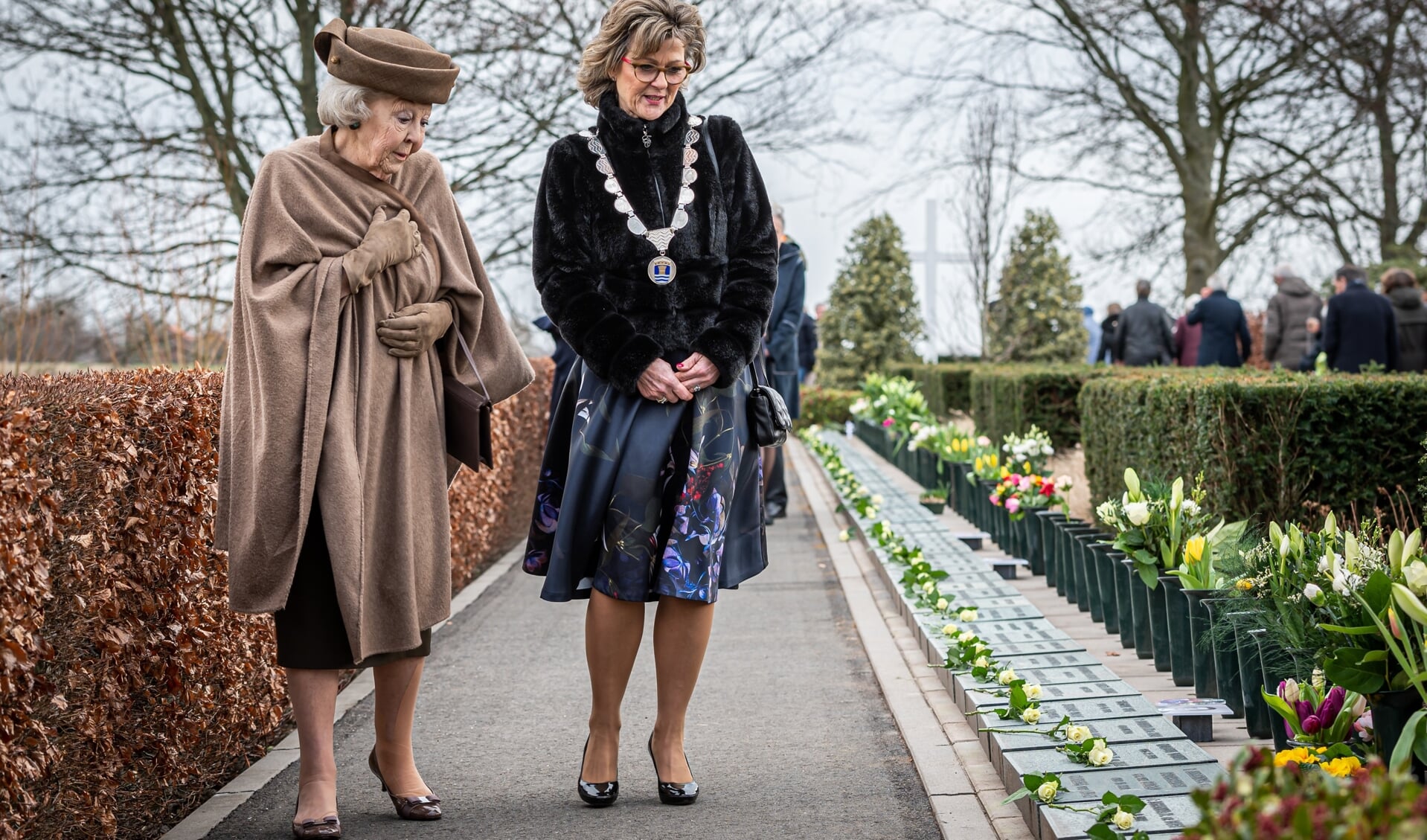 In Oude Tonge kwam prinses Beatrix naar de herdenking. Hier samen met burgemeester Ada Grootenboer.