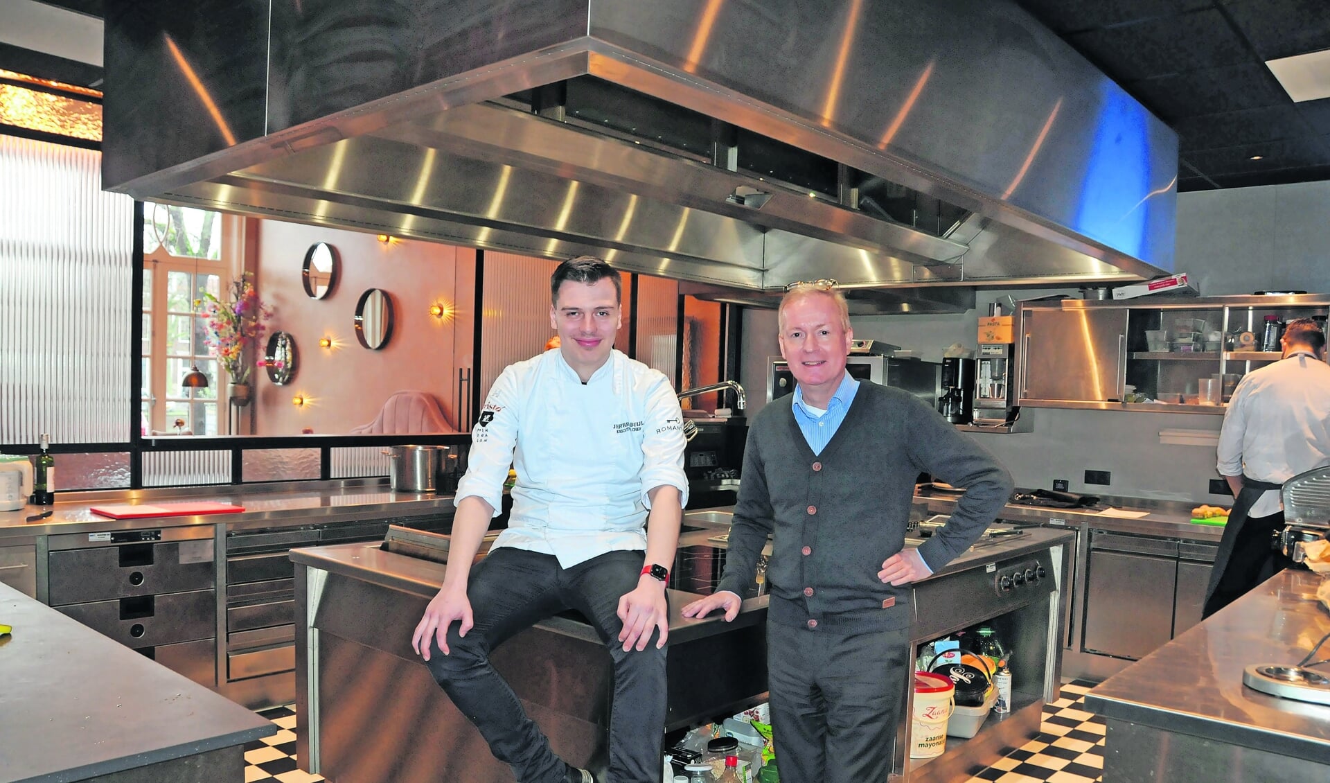 Chef-kok Jeffrey Buijl en hotelier Govert Janzen stellen hun keuken en expertise beschikbaar aan de deelnemers van de WereldRegio-kookwedstrijd