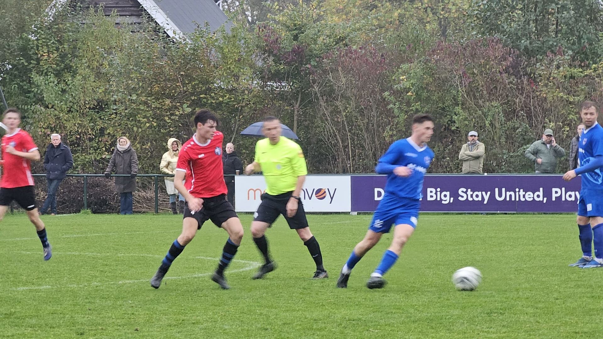 SKNWK'er Damian Gons aan de bal in het met 0-3 verloren duel met Axel.