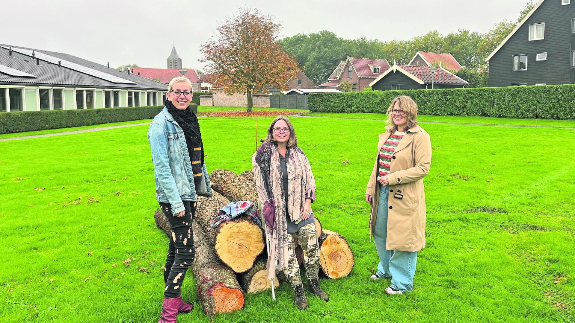 Vlnr Ellis Bom, Merel Bootsma en Nelleke Neele op wat zaterdag een fruitboomgaard gaat worden.