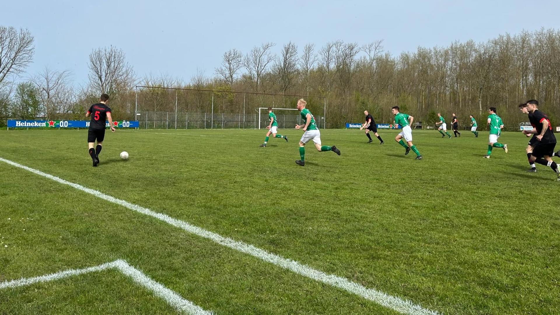 In een spannend en slecht duel verloor WIK'57 (groene shirts) met 1-2 van ZSC'62.