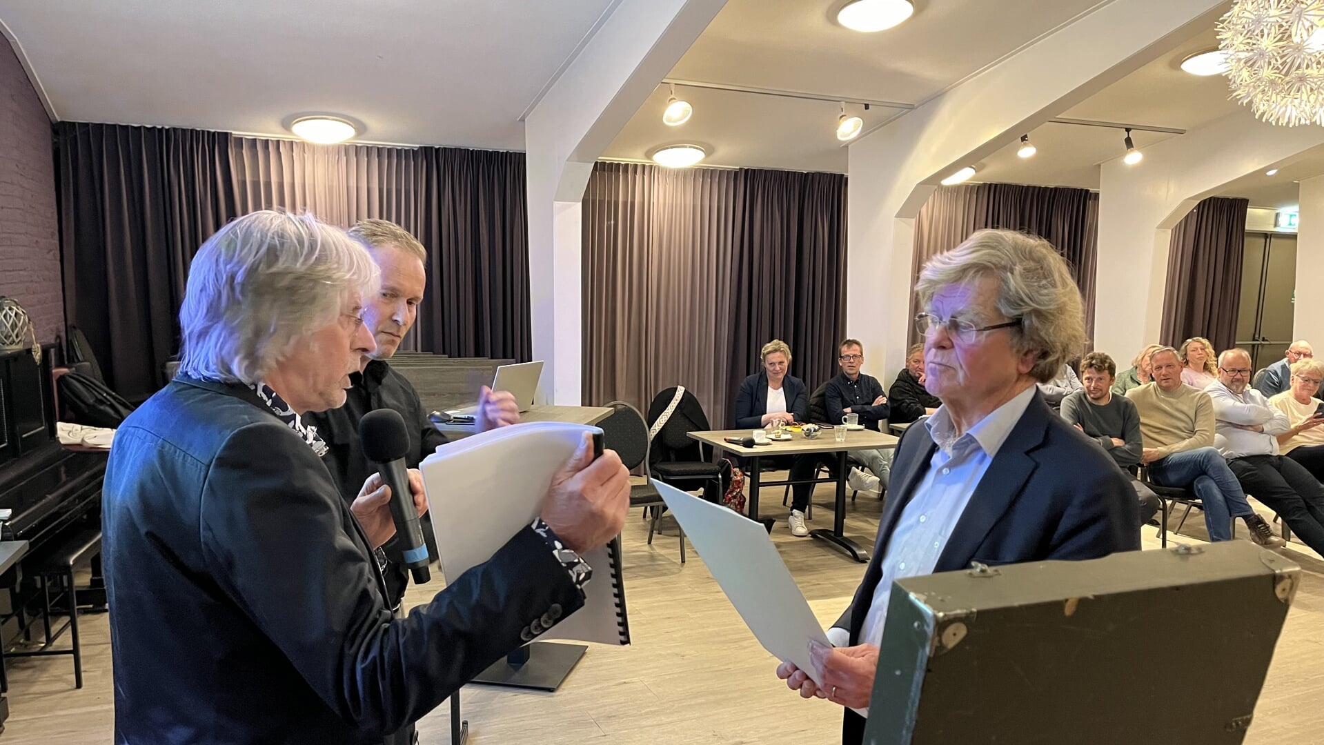 Jan Braber (links) overhandigt Pieter de Kort de petitie.