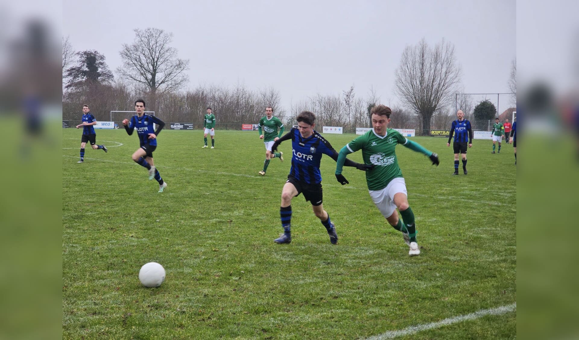 Dominique Prins duelleert met een speler van De Meeuwen om de bal.