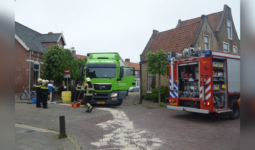 Vrachtwagen rijdt brandstoftank lek