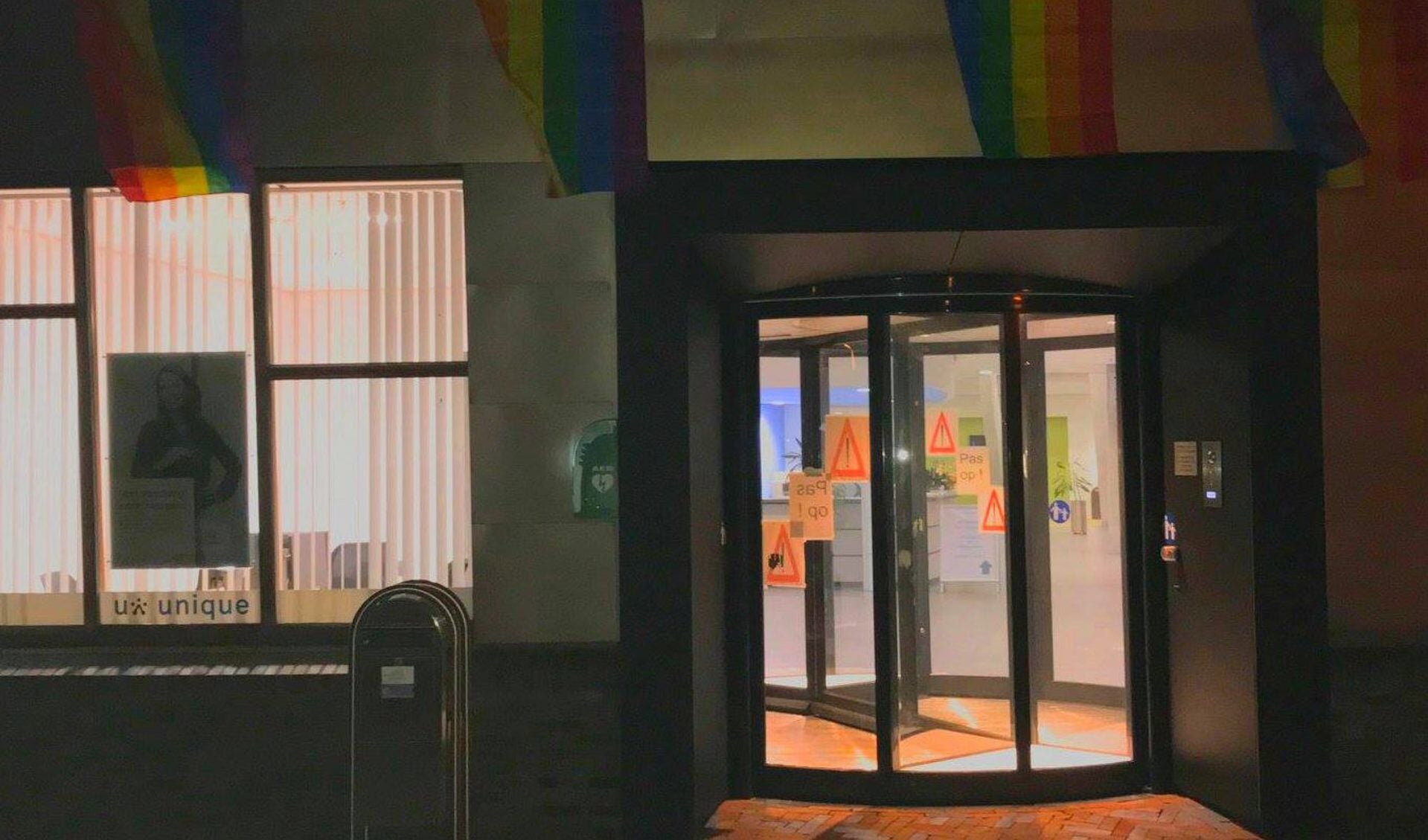 Tcoh (even) regenboogvlaggen op gemeentehuis