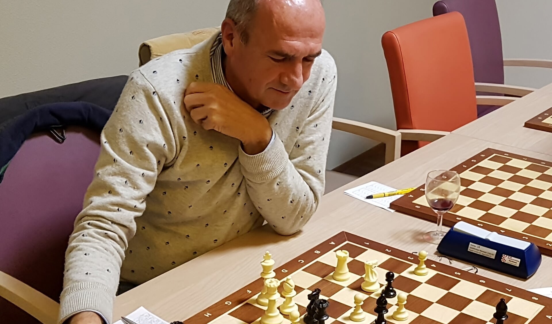 Benauwde remise houdt schaker Snethorst aan kop