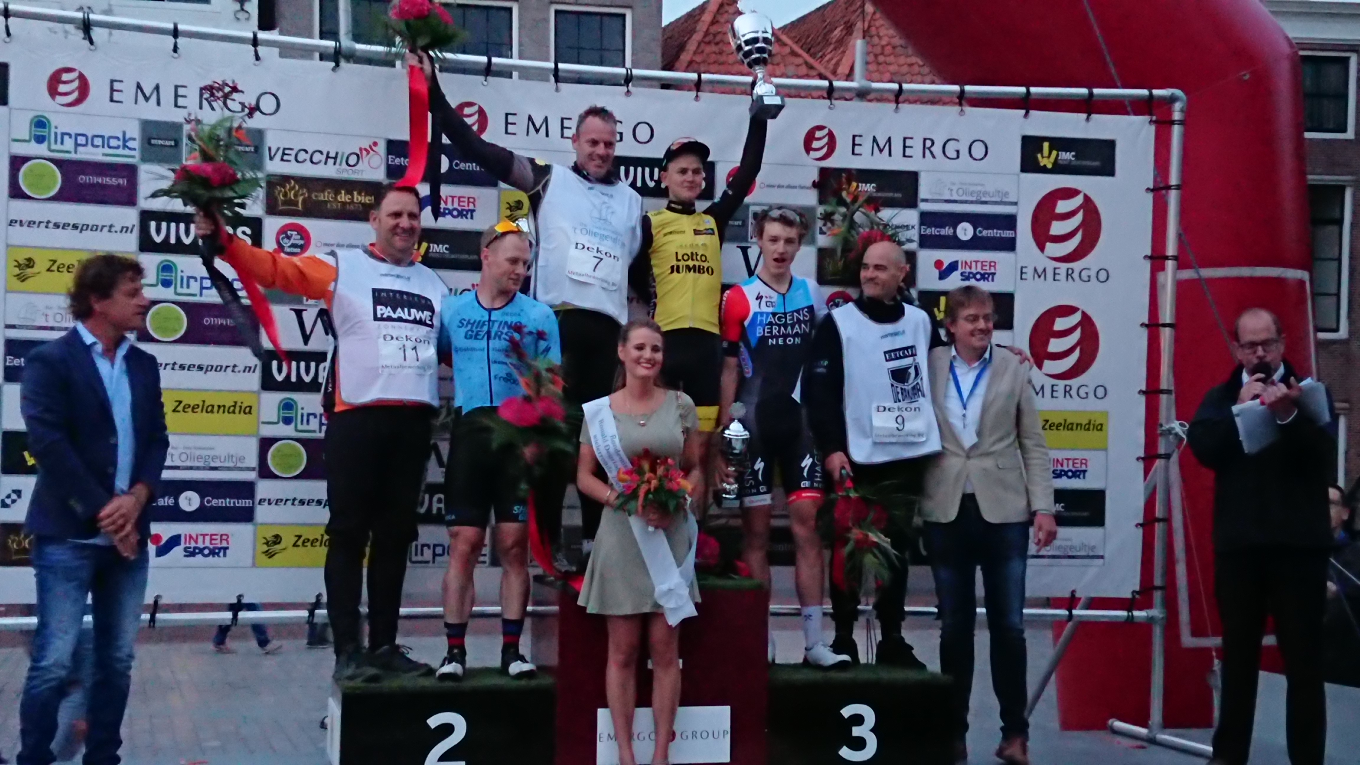 Jubileumeditie wielerronde krijgt in Tolhoek prachtige winnaar