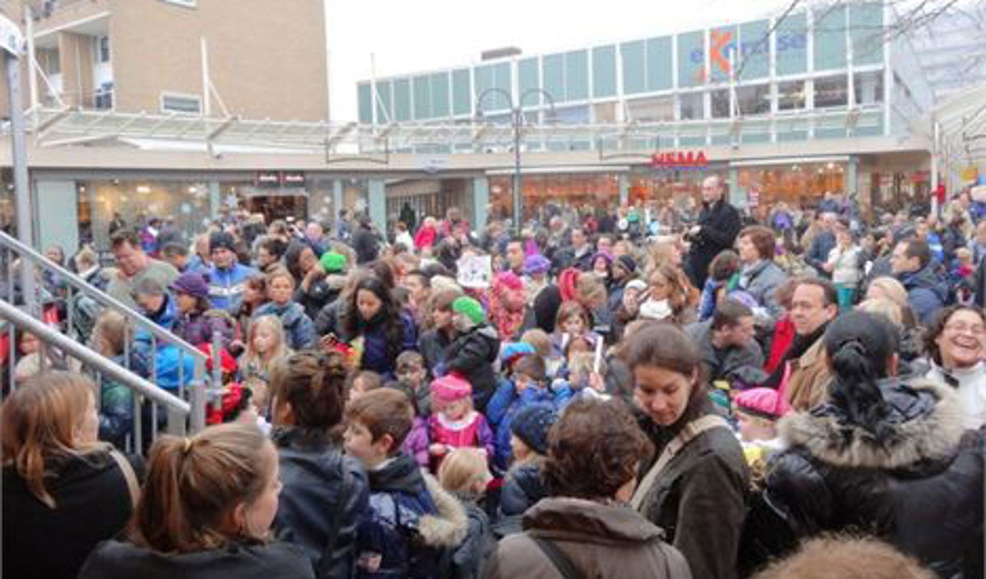 Honderden mensen kwamen De Sint begroeten (foto: Ap de Heus)