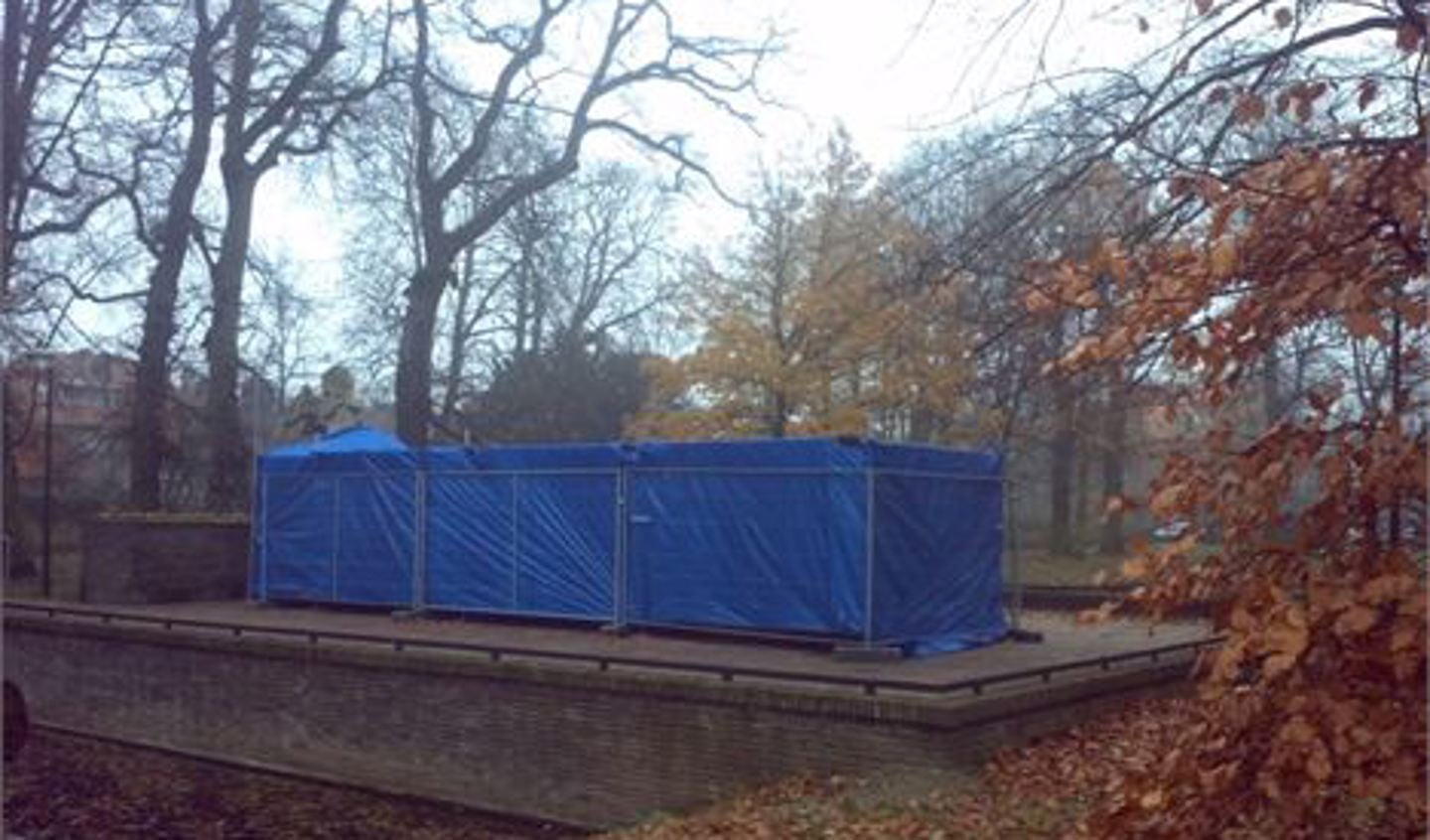 Het ingepakte monument (foto: Ap de Heus).